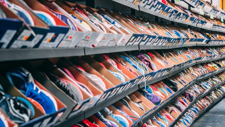 What Makes Secondhand Shoes Wholesale Markets So Popular?